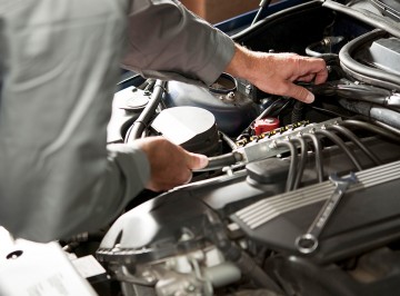 Mechanic in Phoenix does computer-based engine diagnostic check